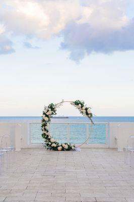 Round Circular Arch with white flowers