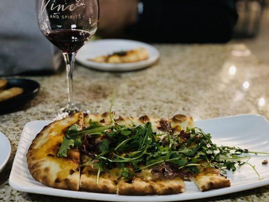 Flatbread with vinaigrette, baby arugula, coppa