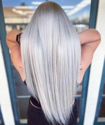 Beautiful silver blondes by Jenn, such a blonde master  @jenniferehair