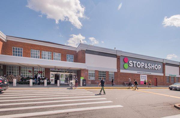 Exterior shot of Stop & Shop location