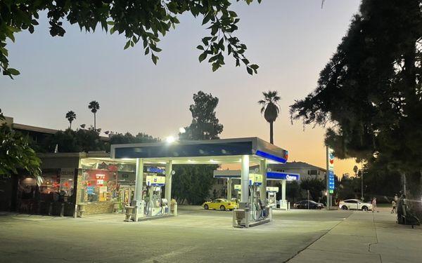 Chevron - Corner of Vermont & Los Feliz Blvd