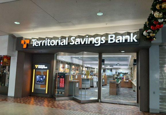 American Savings Bank inside of the Ala Moana Shopping Center. Looks like da mall is getting a head start on Christmas!