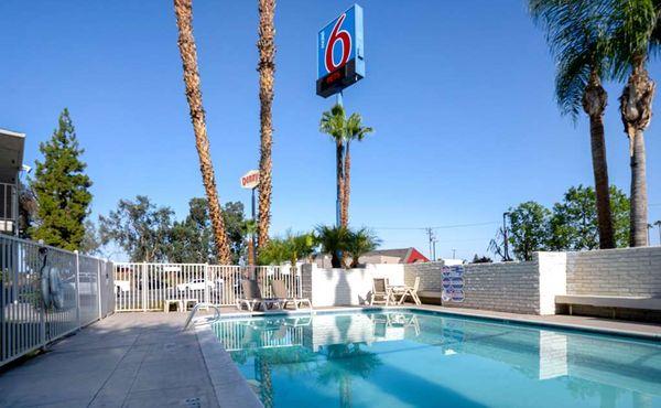 Motel Bakersfield CA South Pool