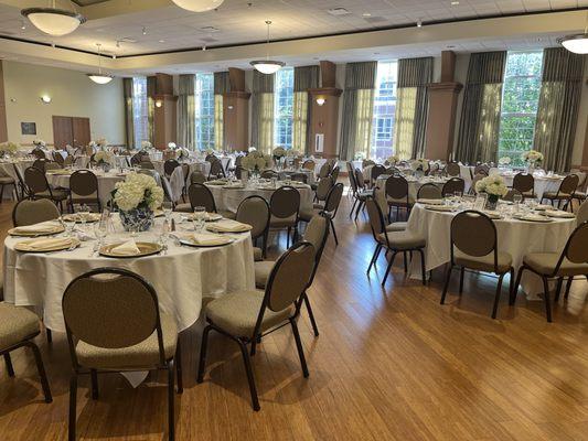 A display of the Young Main Lounge in Illinois Wesleyan University. It shows a round table set up for a wedding