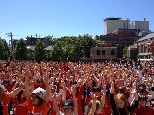 Chicago school event outdoors with 800 kids