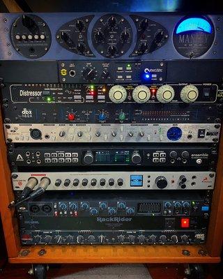 Pro tools 10 HD, 24 I/O Manly core, Great river, Distressor, Dbx 160, Focusrite, Apogee, Antelope audio, Axe fx II and more.