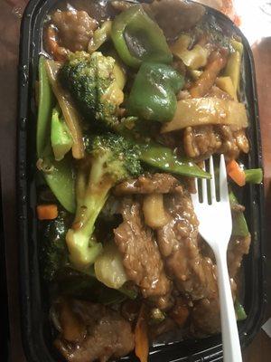 Hunan Beef and broccoli and peppers. Regular size, with rice; enough for 2or more. Loved it.