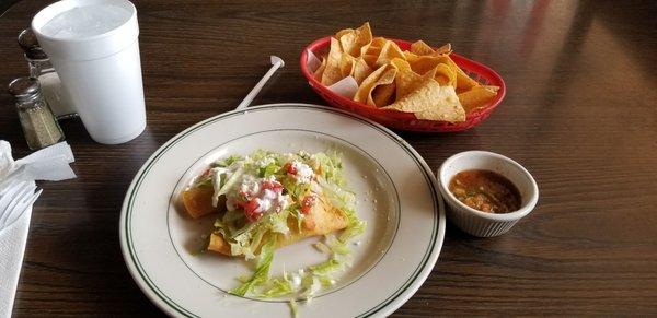 Taquitos de Pollo y uno de papa. Demasiado Bueno