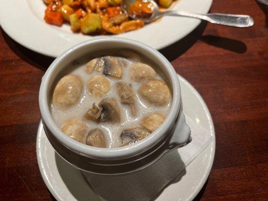 Small coconut soup with mushrooms