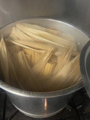 Hoy caldo de res y tamales rojos de puerco