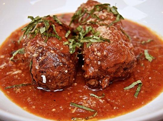 Beef Braciole
Breadcrumbs, parsley, parmiggiano, fontina, tomatoes sauce & basil, served with linguine garlic and oil