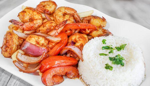 Jumbo shrimps, sautéed onions and tomatoes, garlic white rice, shrimp saltado