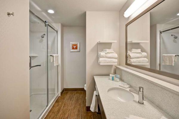 Guest room bath