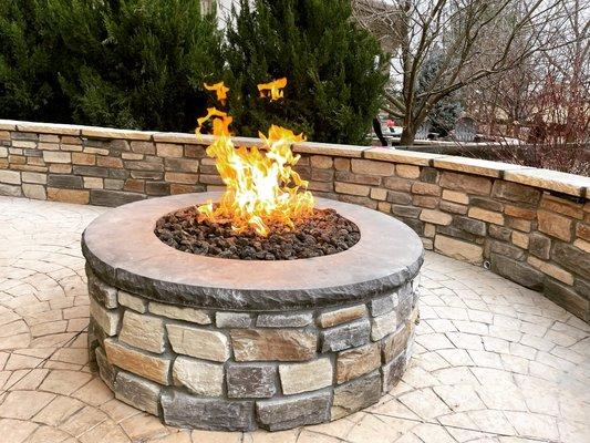 Veneer rock fire pit