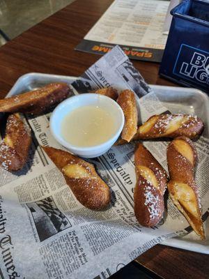 Bavarian pretzel w white cheese