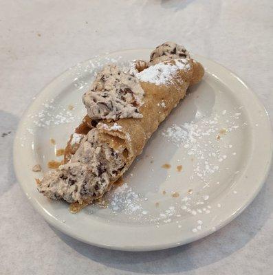 Cannoli crispy, delightful, not too sweet. Perfect.