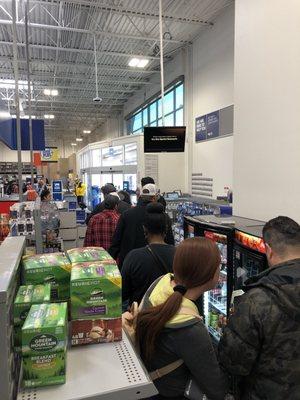 Several people in line with only one register open. You'd think this place had NO CLUE that its 2 days before Christmas.