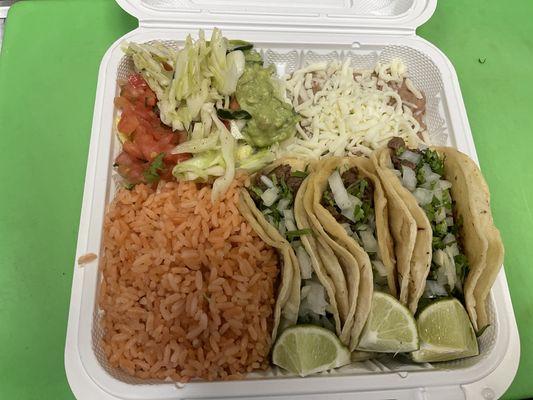 Steak taco meal arroz frijol refrito lechuga pico de gallo guacamole