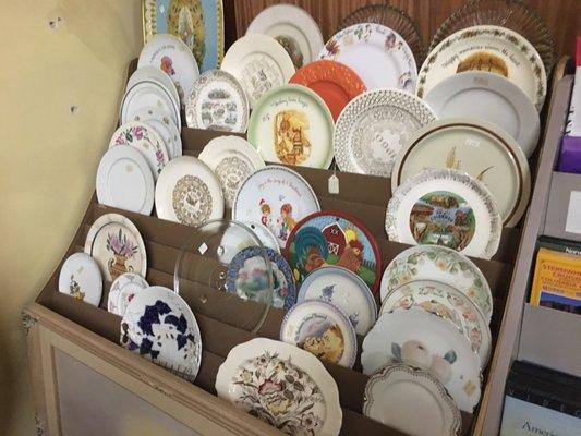 Pretty plates for your kitschy decor...