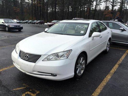 This beautiful Lexus ES has a 6 cyl. 3.5L engine, ABS, FWD. AC, cruise control, sunroof. Leather int, alloy wheels and keyless entry. $7,494