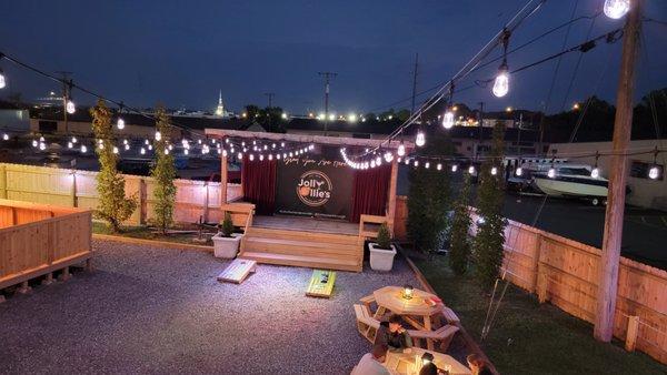 Outdoor seating at Jolly Ollie's Pizza and Pub in Hendersonville, TN. Beautifully designed with lighting and an outdoor bar for convenience.