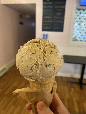 endgrain espresso chocolate chip - 1 scoop in sugar cone