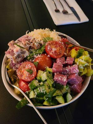 A fresh Italian salad with loads of volume, flavors and meats. This salad serves 4- easily... Really nice