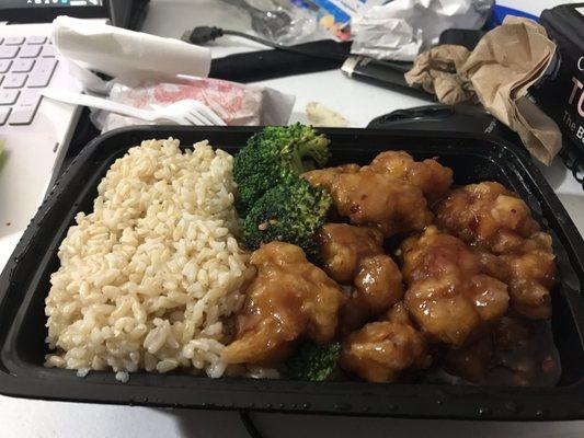 General tso chicken combination with brown rice and broccoli