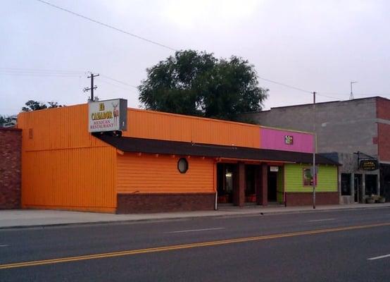 The restaurant seen from the road