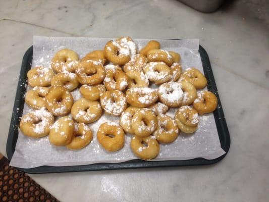 Estas son unas Ricas sepoliz echas de masa de pizza como unas donas con azucar fino blanco