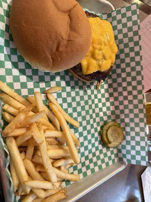 Cheeseburger w/fries