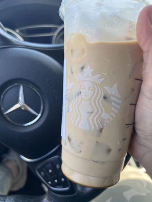 Iced blonde espresso with milk and dark caramel !