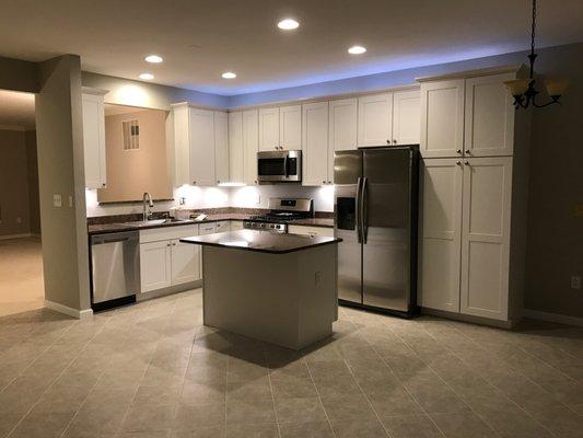 Kitchen w/Cabinet Lighting