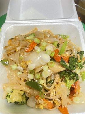 The popular Thai dishes called drunken noodle.