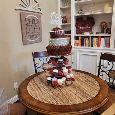 Beautiful kitchen and dining area. Perfect for cake display.