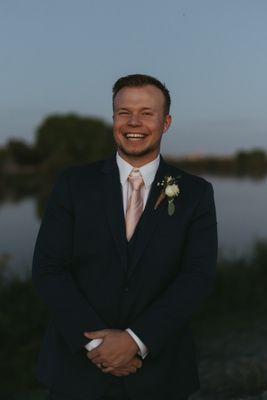 My husbands boutonnière that matched my bouquet:)