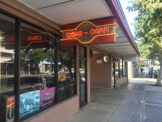 Cigar~Cigar A great humidor to find that special cigar and a place to relax and enjoy in Honolulu.