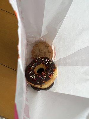 this is four donuts just lazily tossed in the bag