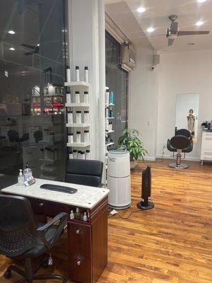 Great salon in the neighborhood, they stylist(zeli) is very professional and responsible.