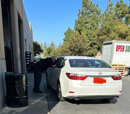 Steve Nabor, store manager, consulting with mechanic