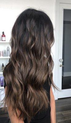 Brunette hair is all about embracing your natural beauty and adding a touch of glam, book an appointment with us!