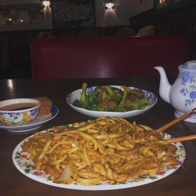 Chicken lo mein and broccoli beef can never go wrong