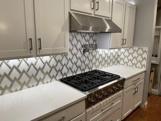 waterjet mosaic backsplash with 3cm quartz counter.