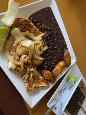 Bistec de pollo with grilled onions, beans, and plantains