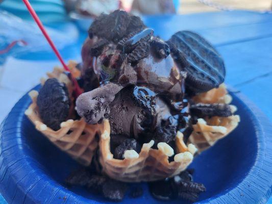 Oreolicious with chocolate extreme ice cream and DARK CHOCOLATE HOT FUDGE FOYOFAAAAACE!!