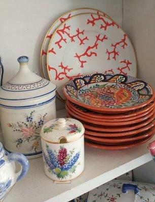 Why didn't I buy those dishes with the coral pattern?!? (kicking self)