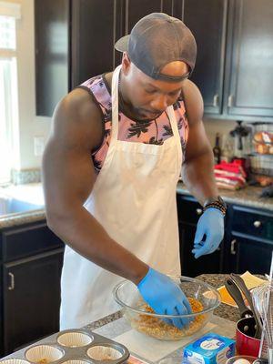 Fidel learning how to make a dessert! (Brûlée Cheesecake Cups)