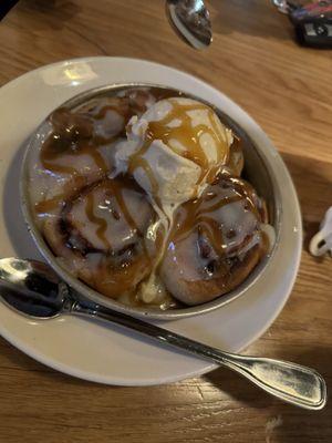 Cinnamon Roll Pizookie