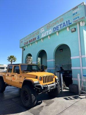 Jeep Gladiator.... From covered in mud and road grime to looking and smelling brand new.