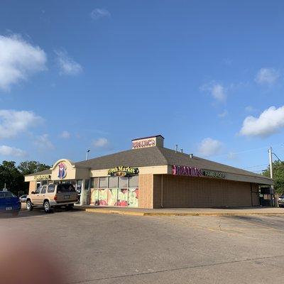 Main building for Braum's Ice Cream & Dairy Store.